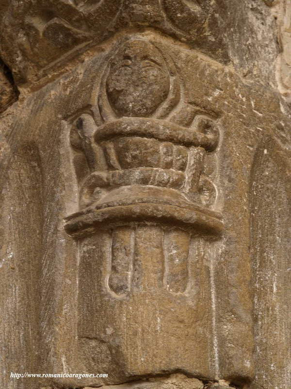 PERSONAJE AMARRADO A LA PIEDRA